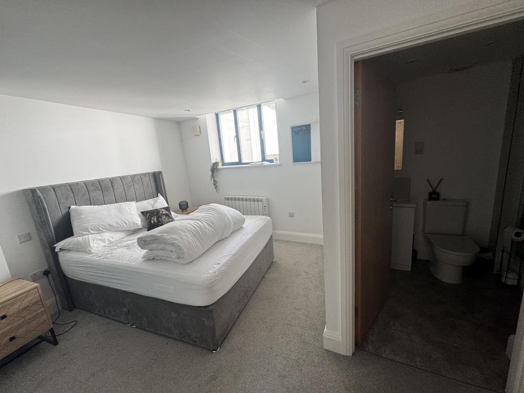 Lot: 125 - A WELL PRESENTED FLAT WITHIN CLOSE PROXIMITY TO TORQUAY HARBOUR - Bedroom one
